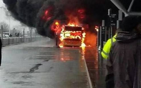 Video: Xe buýt cháy ngùn ngụt khiến sân bay ở London đóng cửa