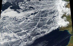 Đám mây lạ bao phủ Đại Tây Dương