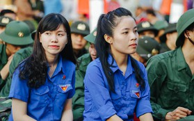 Tốt nghiệp loại giỏi, có công việc lương khá nhưng 2 cô gái xinh đẹp vẫn nộp đơn nhập ngũ, hòa cùng gần 4.000 tân binh tại Sài Gòn