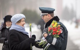 Cảnh sát giao thông Lithuania dừng xe tài xế nữ... để tặng hoa nhân ngày 8/3