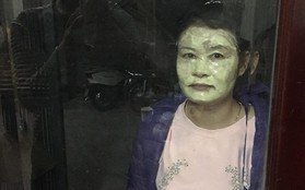 Bà mẹ doạ cả xóm vì sở thích vừa đắp mặt nạ vừa đi dạo