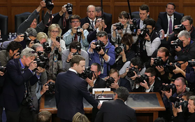 Bức ảnh Mark Zuckerberg bị kẹp chặt bởi "đoàn quân" camera chính là phép ẩn dụ hoàn hảo cho mặt tối của Facebook