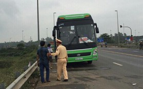 Hành động ấm áp của CSGT Đà Nẵng khi phát hiện người đàn ông khốn khổ phải đi bộ suốt 6 ngày xuống phố sau khi bị chủ quỵt tiền