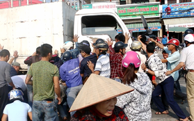 Hàng chục người dân hợp sức nâng xe tải, cứu 2 nạn nhân bị cuốn vào gầm