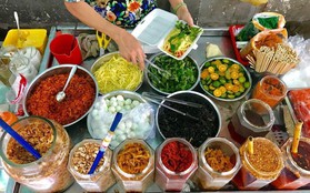 Ăn mãi không sợ hết tiền ở khu ăn vặt giá rẻ Xóm Chiếu - Sài Gòn
