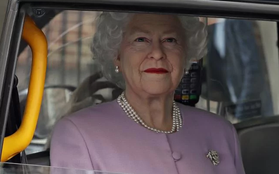 Xôn xao hình ảnh nữ hoàng Elizabeth cười phúc hậu ngồi trong xe chào đón chắt trai và câu chuyện đằng sau khiến ai cũng bất ngờ