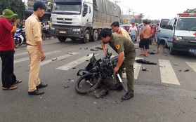 Bình Dương: Ô tô nát đầu, xe máy rụng rời sau cú đâm trực diện, hai người thương vong