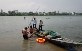 Nhảy cầu tự tử, nam thanh niên 18 tuổi luống cuống bám vào cọc tiêu giữa sông để sống sót