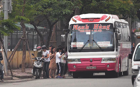 Hà Nội: Xe khách bị hạ tải do nhồi nhét vẫn tiếp tục bắt khách ngoài bến
