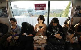Tranh cãi quanh toa tàu dành riêng cho phụ nữ ở Nhật Bản: Sự an toàn cho phái yếu hay sự bất công cho phái mạnh?