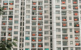 Những con phố, chung cư cao tầng ở Hà Nội "nhuộm" đỏ cờ Tổ quốc trong ngày giải phóng miền Nam thống nhất đất nước