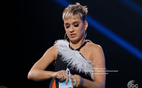 American Idol: Katy Perry bất bình, xé giấy kết quả khi biết hot boy trong mơ bị loại