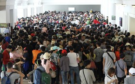 Hàng nghìn người xếp hàng chật kín chờ mua vé cáp treo lên đỉnh Fansipan ngày 30/4