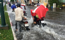 Mưa lớn bất chợt chiều 30/4, người Sài Gòn dắt xe đi bộ trên đường do chết máy