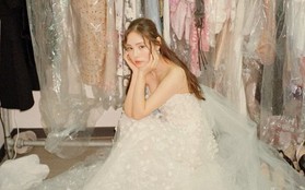 Tốn đến 240 giờ thực hiện, bảo sao Vogue khen Min Hyorin có chiếc váy cưới "đỉnh" nhất Kbiz!