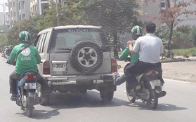 Tình huống hy hữu: 2 tài xế mặc đồng phục GrabBike chung chân đẩy một ô tô chết máy đi bon bon trên đường