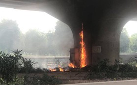 Hà Nội: Người dân đốt rác cháy luôn cả hộp điện dưới gầm cầu