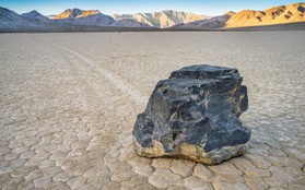 Bí ẩn hàng thập kỷ về hòn đá tự lăn ở Thung lũng Chết có thể đã tìm ra lời giải