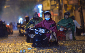 Mưa lớn kéo dài khiến đường phố Hà Nội hóa thành sông, nhiều người khốn đốn vì xe chết máy
