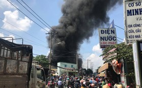 Cháy lớn ở cơ sở sản xuất thùng xốp ở Sài Gòn, người dân tháo chạy tán loạn