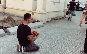 Hà Nội: Một thanh niên ôm bó hoa quỳ ở cổng Nhạc viện, chưa biết là tỏ tình hay xin lỗi người yêu