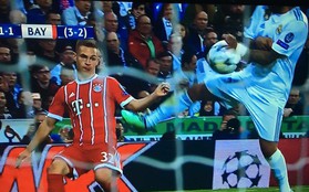 Trọng tài tai tiếng Cakir một lần nữa thiên vị Real, khiến fan Bayern tức điên
