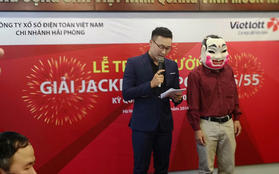 Chủ nhân tấm vé Vietlott hơn 300 tỉ đồng đã đeo mặt nạ đến nhận thưởng