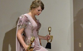 Thanh lịch như Taylor Swift cũng có ngày "lộ hàng" vì váy xẻ tà cao sexy