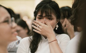 Teen Chu Văn An ôm nhau khóc nức nở trong buổi lễ bế giảng cuối cùng của đời học sinh
