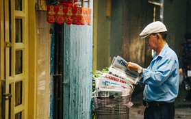 Người đàn ông giao báo bằng xe đạp cuối cùng ở Sài Gòn: Vội làm gì giữa cuộc đời hối hả