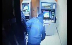 Người ngoại quốc đập phá trộm tiền ở trụ ATM lúc sáng sớm