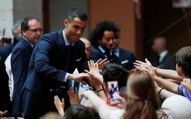 CĐV Real Madrid hô vang "Ronaldo, ở lại đi" trong lễ diễu hành mừng công hoành tráng