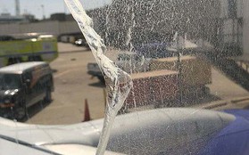Cửa sổ máy bay vỡ trên không trung