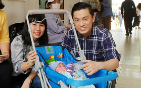 Ca sĩ Lam Trường đến thăm bé Bích - em bé bị vẩy ngứa da trăn trước khi bé nhập viện điều trị