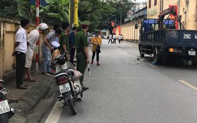 Hà Nội: Xe tải lùi cuốn xe máy vào gầm khiến 3 người thương vong, bà bầu 8 tháng tử vong sau khi sinh con tại hiện trường