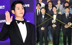 Baeksang: Jung Hae In bị chỉ trích "mới nổi mà tưởng mình là nhất", "bon chen" chiếm chỗ loạt tiền bối lão làng để chụp ảnh