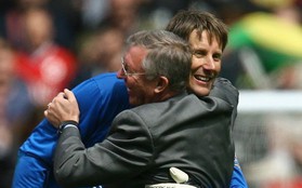 Sir Alex Ferguson từng có hành động chạm tới trái tim cựu thủ môn Van der Sar