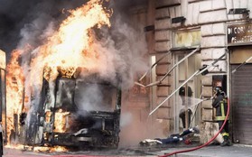 Italy: Xe buýt chở khách bốc cháy và phát nổ tại trung tâm thủ đô