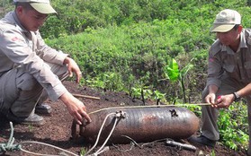 Phát hiện bom còn nguyên ngòi nổ nằm ở gần rẫy chuối