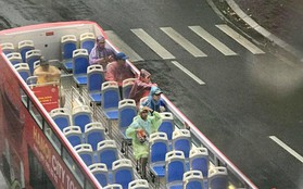 Hà Nội: Không quản ngại trời mưa gió, hàng loạt hành khách mặc áo mưa trải nghiệm xe buýt mui trần