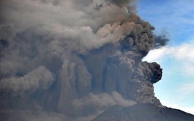 Núi lửa hoạt động nhiều nhất của Indonesia "thức giấc"