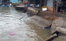 Cà Mau: Sạt lở trong đêm nhấn chìm 3 căn nhà xuống sông