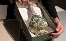 Pháp: Tình cờ tìm thấy bình hoa cũ kỹ trên gác mái, ai ngờ bán đấu giá được 431 tỷ đồng