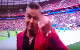 Robbie Williams gây tranh cãi khi giơ ngón giữa tại lễ khai mạc World Cup 2018