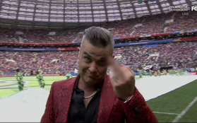 Fox News xin lỗi vụ ca sĩ Anh giơ “ngón tay thối” tại lễ khai mạc World Cup
