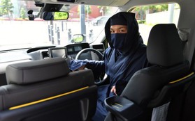 Đi taxi ở Nhật Bản mùa này: Tài xế nếu không phải ninja huyền thoại thì cũng là vệ sĩ vest đen cực ngầu và còn được trang bị cả… súng nước