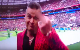 Thực hư về chuyện Robbie Williams bị mafia truy lùng sau khi giơ ngón giữa tại World Cup