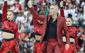 Không bị mafia truy lùng, nhưng Robbie Williams đã phạm pháp khi giơ ngón giữa tại World Cup 2018