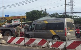 Gần 10 người bị thương mắc kẹt, kêu cứu trong xe khách bị lật ở Sài Gòn