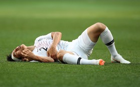 Cầu thủ Hàn Quốc đổ gục xuống sân sau trận thua đau ngày ra quân ở World Cup 2018